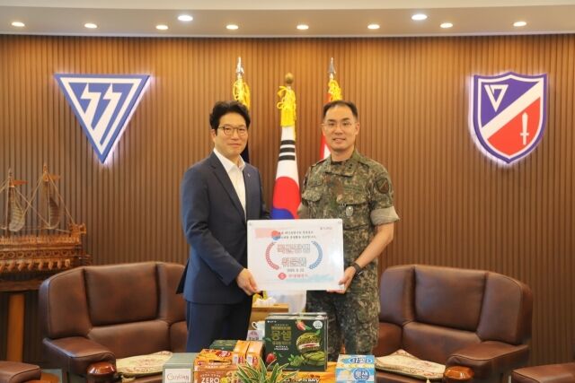 조능제 롯데웰푸드 CSR 부문장(왼쪽)과 김용수 제17보병사단장. /롯데웰푸