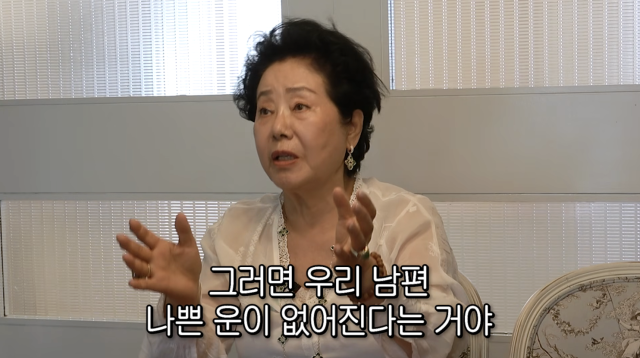 선우용여가 20대 시절 가짜 스님에게 속아 집 한 채 값에 달하는 패물을 모두 잃었던 충격적인 사연을 털어놨다. / 유튜브 채널 '순풍 선우용여'