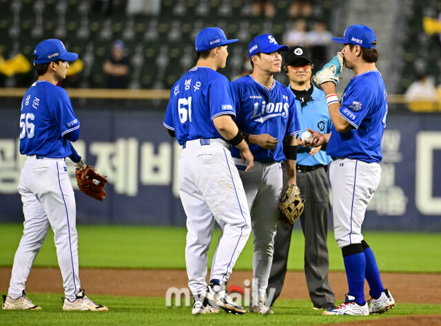 2026년 6월 25일 오후 서울 잠실구장에서 열린 '2026 신한 SOL KBO리그' 삼성 라이온즈와 LG 트윈스의 경기. 삼성 강민호가 8회말 1루수로 출전하자 2루수 류지혁과 3루수 전병두가 웃으며 조언하고 있다./유진형 기자