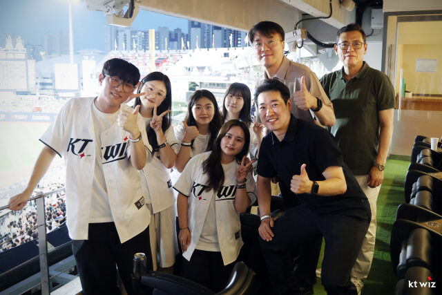 KT 사격단이 25일 수원 KT위즈파크를 찾았다./KT 위즈 제공