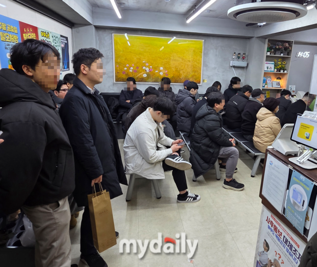 지난해 12월 서울의 한 병원에서 탈모 치료제를 처방받기 위해 환자들이 대기하고 있는 모습. /이호빈 기자