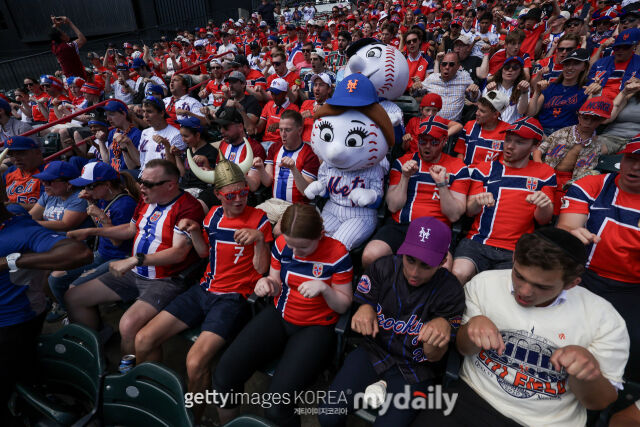2026 북중미 월드컵에 참가하고 있는 노르웨이축구대표팀을 응원하기 위해 미국을 방문한 노르웨이팬들이 25일(한국시각) MLB 뉴욕 메츠 홈 구장 시티 필드를 찾았다. 노르웨이팬들이 메츠 마스코트 미스터 멧과 함께 노 젓기 응원을 펼치고 있다./게티이미지코리아
