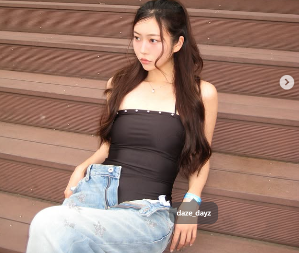 모모랜드 제인은 지난 23일 자신의 SNS를 통해 "데데와 함께 올 해 여름도 준비 완료"라는 글과 함께 야외 수영장에서 촬영한 여러 장의 사진을 공개했다. /제인 소셜미디어