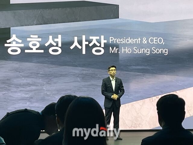 26일 부산 벡스코에서 열린 ‘2026 부산모빌리티쇼’에서 송호성 기아 사장이 미디어 브리핑을 진행하고 있다. /심지원 기자