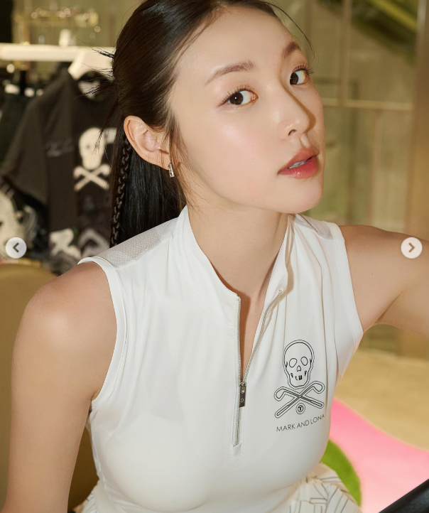 초록뱀엔터테인먼트는 26일 공식 입장을 통해 "최미나수가 오는 27일 서울 잠실야구장에서 열리는 두산베어스와 KIA 타이거즈의 정규시즌 맞대결에서 두산베어스의 승리기원 시구를 진행한다"고 발표했다./최미나수 소셜미디어