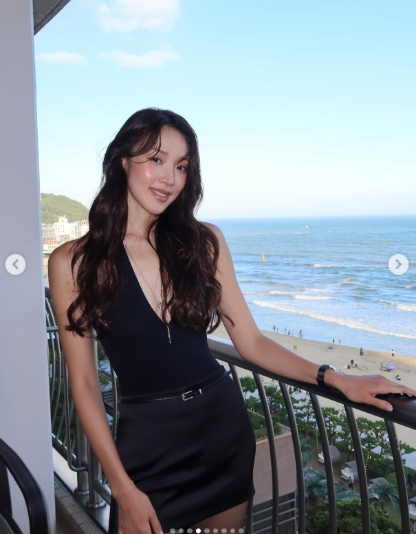 넷플릭스 예능 '솔로지옥5'의 흥행 주역 최미나수가 프로야구 마운드에 올라 두산 베어스의 승리를 기원한다./최미나수 소셜미디어