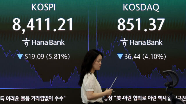 26일 오후 서울 중구 하나은행 딜링룸 전광판에 코스피 지수가 표시되고 있다. /뉴시스