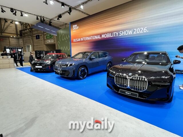 부산 벡스코에서 열린 ‘2026 부산모빌리티쇼’ BMW코리아 부스에 전시된 (왼쪽부터) 디 올-일렉트릭 미니 JCW 에이스맨, 더 뉴 BMW iX3, BMW 7시리즈 네로 루쏘 에디션. /심지원 기자