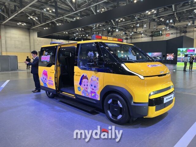 부산 벡스코에서 열린 ‘2026 부산모빌리티쇼’ 기아 부스에 어린이 통학버스 전문 파트너사 아이버스와 협업해 개발 중인 어린이 통학차량이 전시돼 있다. /심지원 기자