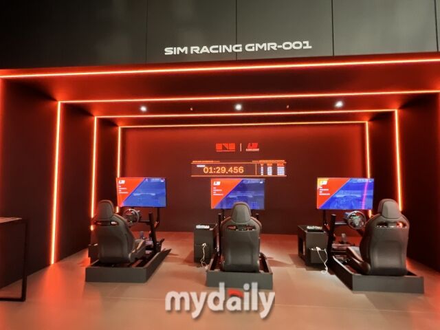 부산 벡스코에 열린 ‘2026 부산모빌리티쇼’ 제네시스 마그마 레이싱 존'에 위치한 심레이싱 체험존. /심지원 기자