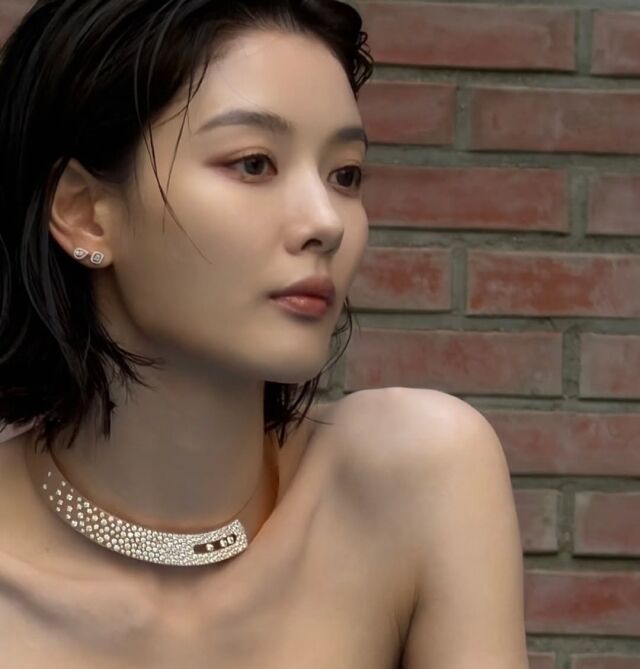 김유정이 화보 비하인드 컷을 공개하며 한층 깊어진 분위기를 뽐냈다. / 김유정 SNS