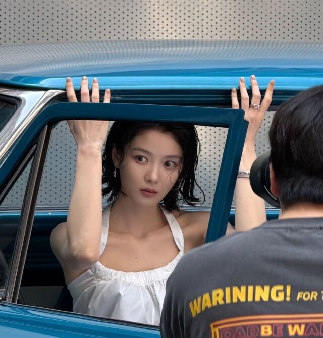 김유정이 화보 비하인드 컷을 공개하며 한층 깊어진 분위기를 뽐냈다. / 김유정 SNS