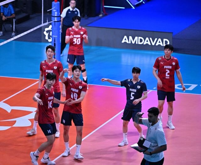 '라미레스호' 한국 남자배구 대표팀이 26일 인도에서 열린 2026 아시아배구연맹(AVC)컵 조별리그 B조 카타르 경기 도중 비디오 챌린지를 요청하고 있다./AVC 제공