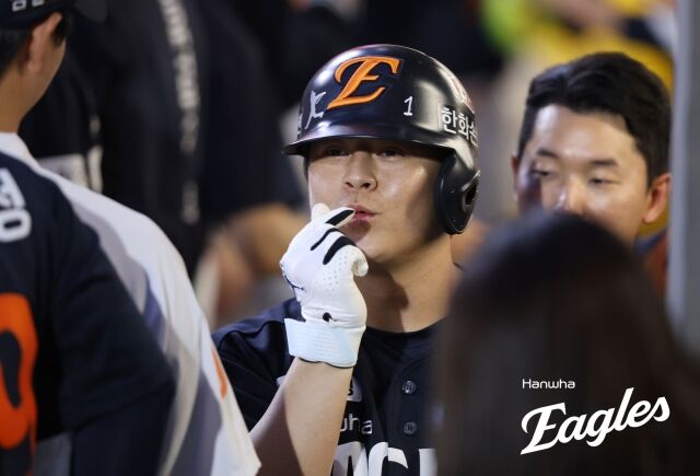 한화 이글스 노시환이 26일 인천SSG랜더스필드에서 열린 SSG 랜더스와의 원정경기서 홈런을 치고 세리머니를 하고 있다./한화 이글스 제공
