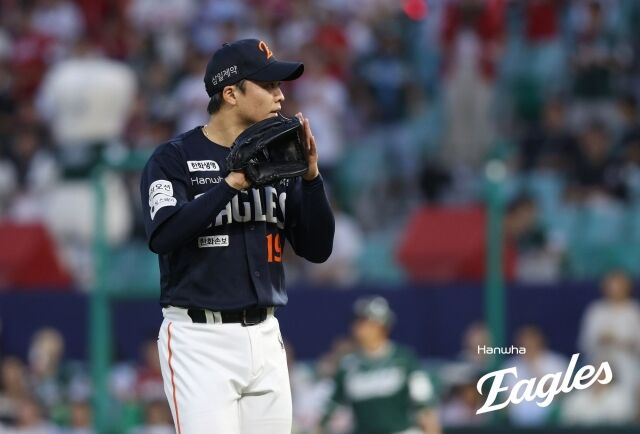 한화 이글스 왕옌청이 26일 인천SSG랜더스필드에서 열린 SSG랜더스와의 원정경기서 투구를 준비하고 있다./한화 이글스 제공
