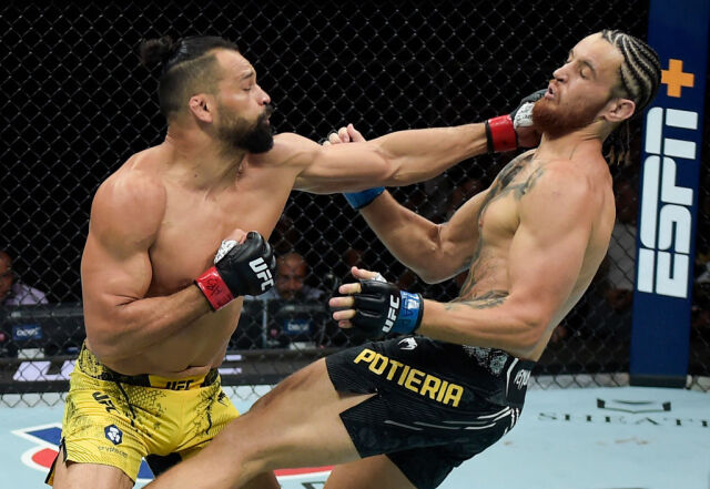 미첼 페레이라(왼쪽)가 2024년 10월 이호르 포티에이리아 대결에서 공격하고 있다. /UFC 제공