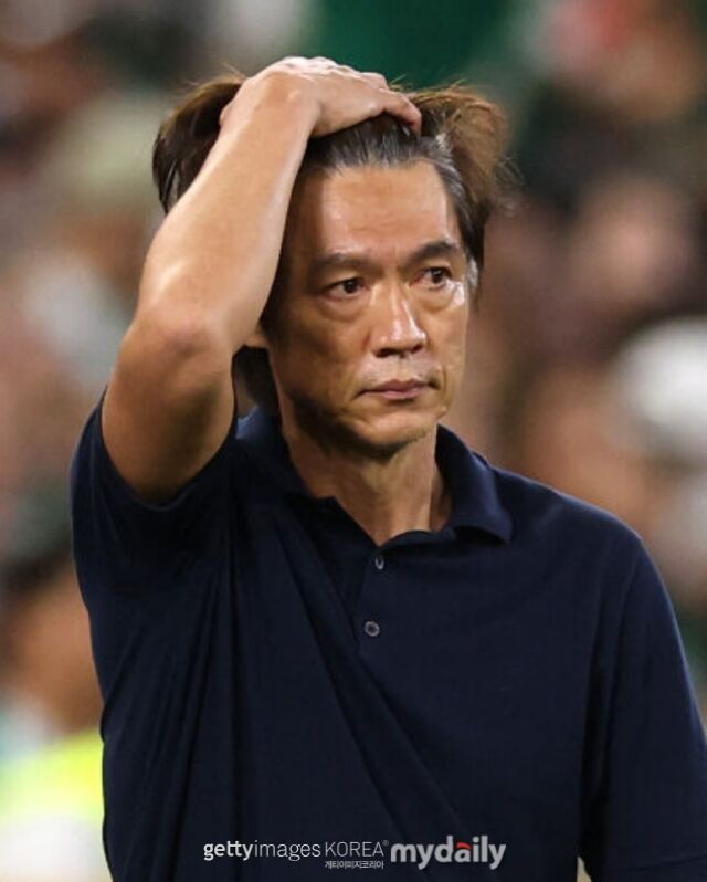 홍명보 한국 축구 대표팀 감독이 25일(한국시각) 멕시코 과달루페의 몬테레이 스타디움에서 열린 2026 국제축구연맹(FIFA) 북중미 월드컵 조별리그 A조 3차전 남아프리카공화국과의 맞대결에서 머리를 넘기고 있다. /게티이미지코리아