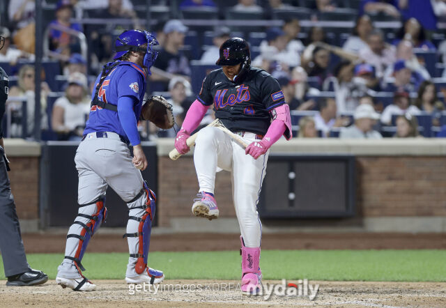MLB 뉴욕 메츠 프란시스코 알바레스가 25일(한국시각) 열린 시카고 컵스와 홈 경기 도중 삼진을 당하자 분에 못이겨 배트를 부러뜨리고 있다. 메츠는 최근 7연패를 당하고 있다./게티이미지코리아