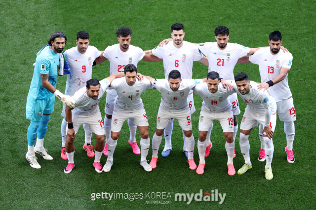 이란 축구대표팀이 27일 미국 워싱턴주 시애틀 스타디움에서 열린 '2026 국제축구연맹(FIFA) 북중미 월드컵' 이집트와의 G조 조별리그 3차전 경기를 앞두고 사진을 촬영하고 있다./게티이미지코리아