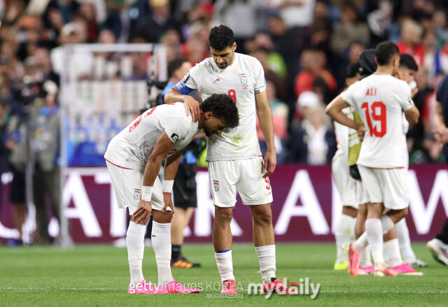 이란 축구대표팀이 27일 미국 워싱턴주 시애틀 스타디움에서 열린 '2026 국제축구연맹(FIFA) 북중미 월드컵' 이집트와의 G조 조별리그 3차전에서 1-1로 비긴 뒤 아쉬워하고 있다./게티이미지코리아