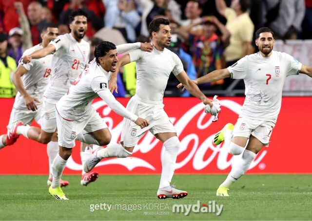 이란 축구대표팀이 27일 미국 워싱턴주 시애틀 스타디움에서 열린 '2026 국제축구연맹(FIFA) 북중미 월드컵' 이집트와의 G조 조별리그 3차전에서 골을 넣은 뒤 세레머니를 하고 있다. 그러나 두 번째 골은 취소됐다./게티이미지코리아