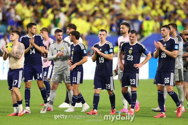 스코틀랜드 축구대표팀이 25일 마이애미 스타디움에서 열린 '2026 국제축구연맹(FIFA) 북중미 월드컵' 브라질과의 C조 조별리그 3차전에서 0-3으로 패배한 뒤 아쉬워하고 있다./게티이미지코리아