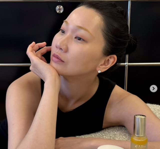 모델 겸 방송인 장윤주가 결혼 11주년을 맞아 신혼여행 당시 "남편의 다리가 삐끗했으면..." 하고 빌었던 추억을 회상했다./ 장윤주 소셜미디어