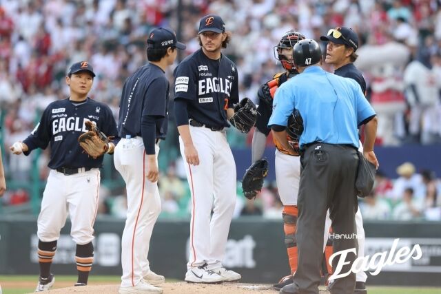 한화 오웬 화이트가 27일 인천 SSG랜더스필드에서 열린 SSG랜더스와의 원정경기 도중 박승민 투수코치와 대화하고 있다./한화 이글스 제공