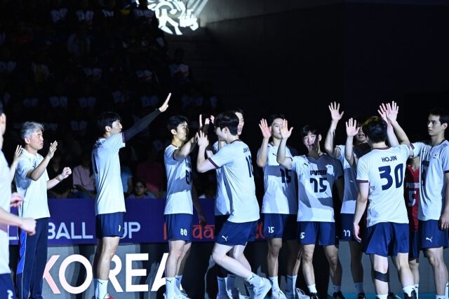 27일 인도에서 열린 2026 아시아배구연맹(AVC)컵 4강전을 앞두고 코트에 나서고 있는 '라미레스호'./AVC 제공