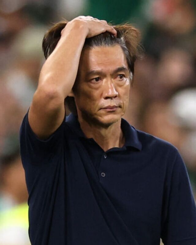 홍명보 한국 축구 대표팀 감독이 25일(한국시각) 멕시코 과달루페의 몬테레이 스타디움에서 열린 2026 국제축구연맹(FIFA) 북중미 월드컵 조별리그 A조 3차전 남아프리카공화국과의 맞대결에서 머리를 넘기고 있다. /게티이미지코리아