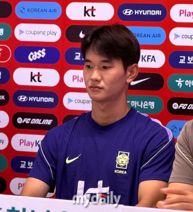 축구대표팀 미드필더 김진규가 28일(이하 한국시각) 멕시코 할리스코주 과달라하라 인근 사포판의 치바스 베르데 바예에서 공식 훈련 전에 취재진과 인터뷰를 진행했다./사포판(멕시코)=최병진 기자