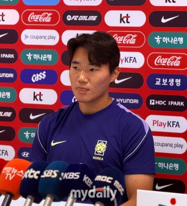 축구대표팀 미드필더 양현준이 28일(이하 한국시각) 멕시코 할리스코주 과달라하라 인근 사포판의 치바스 베르데 바예에서 공식 훈련 전에 취재진과 인터뷰를 진행했다./사포판(멕시코)=최병진 기자
