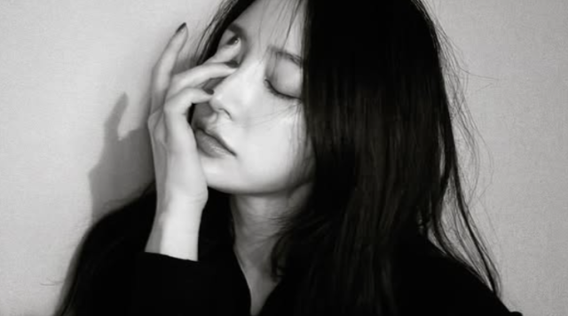 최근 송하윤 측이 학폭 폭로자의 명예훼손 혐의가 인정돼 기소 의견으로 검찰에 송치됐다고 발표했으나, 이것이 대중을 기만하기 위한 눈속임 해명이라는 주장이 제기되며 파장이 일고 있다./송하윤 소셜미디어