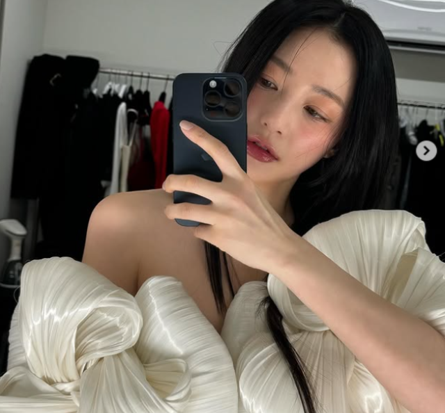 배우 송하윤의 학교 폭력 관련 검찰 수사를 둘러싸고 진실 공방이 한층 더 팽팽해지고 있다. /송하윤 소셜미디어