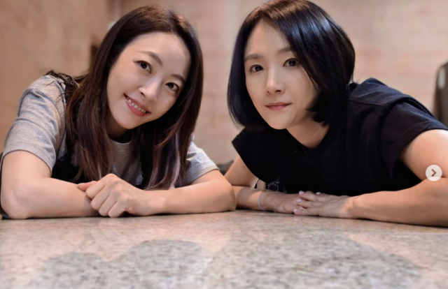 이희진은 지난 27일 자신의 SNS에 “찐자매 크로스 은진이와 첫 여행 좋아~♡”라는 글과 함께 사진을 게재했다. /이희진 소셜미디어