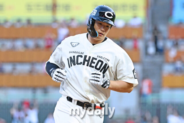 28일 인천 SSG랜더스필드에서 열린 '2026 신한 SOL KBO리그' 한화 이글스와 SSG 랜더스 경기. SSG 김재환이 8회말 2사 1루에 동점 투런포를 친 후 그라운드를 뛰고 있다./인천 = 한혁승 기자