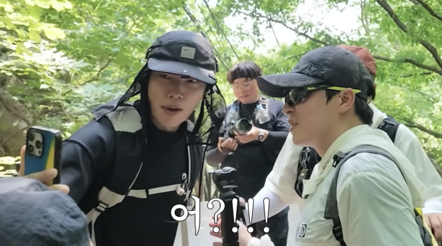 조정석과 윤경호가 관악산을 오르던 중 예상치 못한 배우 류준열과 마주치며 웃음을 자아냈다. / 유튜브 채널 '채널 조정석'