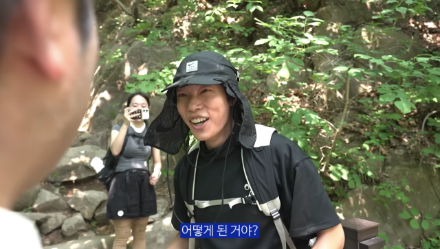 조정석과 윤경호가 관악산을 오르던 중 예상치 못한 배우 류준열과 마주치며 웃음을 자아냈다. / 유튜브 채널 '채널 조정석'