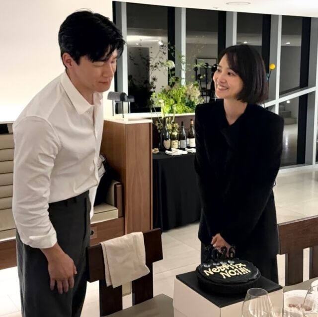 윤승아가 남편 김무열의 넷플릭스 글로벌 흥행을 함께 기념한 순간을 공개하며 훈훈함을 안겼다. / 윤승아 SNS