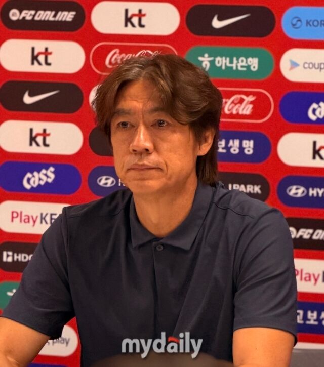 홍명보 감독이 29일 오전 0시 30분(이하 한국시각) 멕시코 할리스코주 과달라하라 인근 사포판의 치바스 베르데 바예 축구대표팀 훈련장에서 공식 기자회견을 통해 사퇴 소식을 전했다./사포판(멕시코)=최병진 기자
