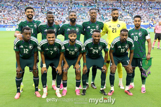 사우디아라비아 축구대표팀 선수들이 16일 마이애미 스타디움에서 열린 '2026 북중미 월드컵' 우루과이와의 H조 조별리그 1차전을 앞두고 사진 촬영을 하고 있다./게티이미지코리아