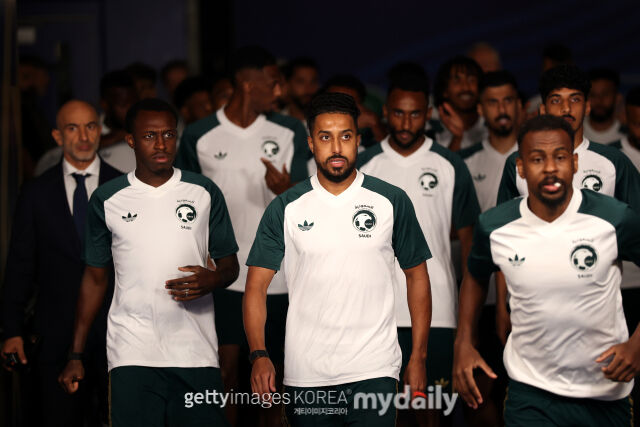 사우디아라비아 축구대표팀 선수들이 16일 마이애미 스타디움에서 열린 '2026 북중미 월드컵' 카보베르데와의 H조 조별리그 3차전을 앞두고 경기장에 입장하고 있다./게티이미지코리아