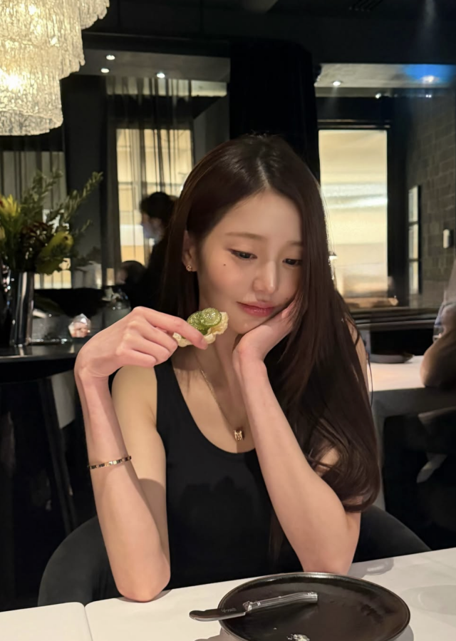 장원영이 한층 깊어진 분위기의 근황을 공개하며 팬들의 시선을 사로잡았다. / 장원영 SNS
