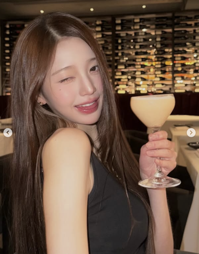 장원영이 한층 깊어진 분위기의 근황을 공개하며 팬들의 시선을 사로잡았다. / 장원영 SNS