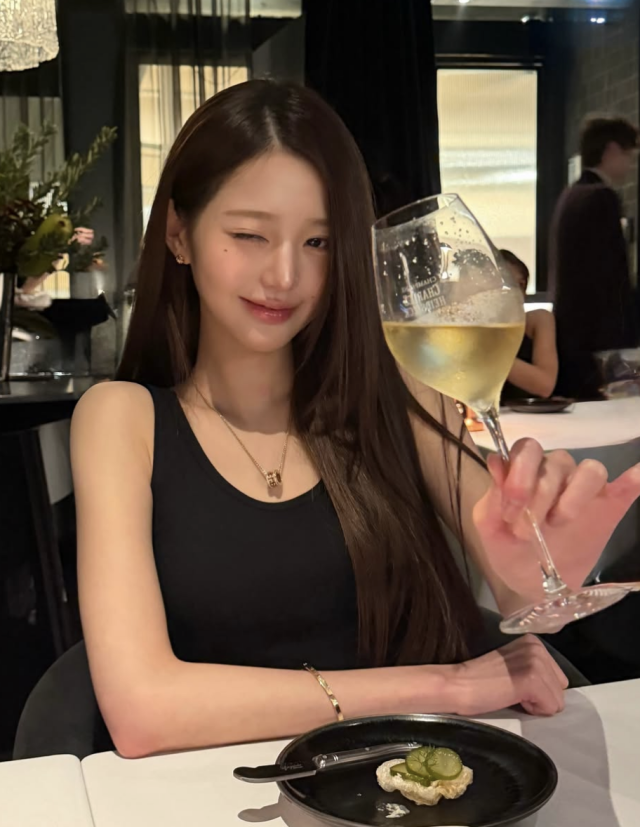 장원영이 한층 깊어진 분위기의 근황을 공개하며 팬들의 시선을 사로잡았다. / 장원영 SNS