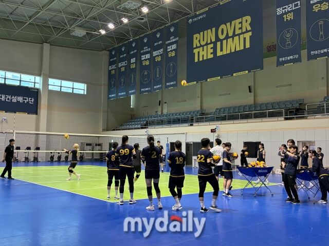 29일 경기도 용인에 위치한 현대건설 연습체육관에서 훈련 중인 현대건설 선수들./용인 = 이정원 기자