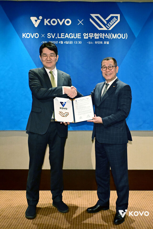 2025년 4월 4일 그랜드하얏트서울 호텔에서 업무협약(MOU)을 체결한 조원태 한국배구연맹 총재와 마사키 오카와 SV.리그 회장./KOVO 제공