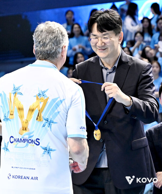 조원태 한국배구연맹 총재가 4월 10일 인천 계양체육관에서 열린 2025-2026 V-리그 남자부 대한항공과 현대캐피탈 챔피언결정전 5차전이 끝난 뒤 헤난 달 조토 감독에게 메달을 수여하고 있다./KOVO 제공