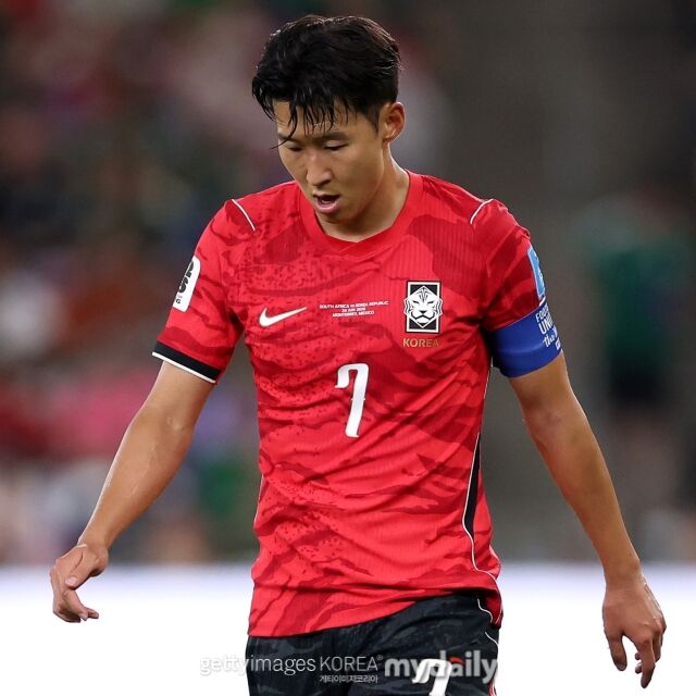 손흥민이 25일 몬테레이 스타디움에서 열린 2026 북중미 월드컵 A조 조별리그 3차전에서 남아공에 0-1로 패배한 뒤 고개를 숙이고 있다./게티이미지코리아