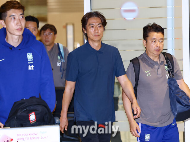 ▲ 마침내 모습을 들어낸 홍명보.